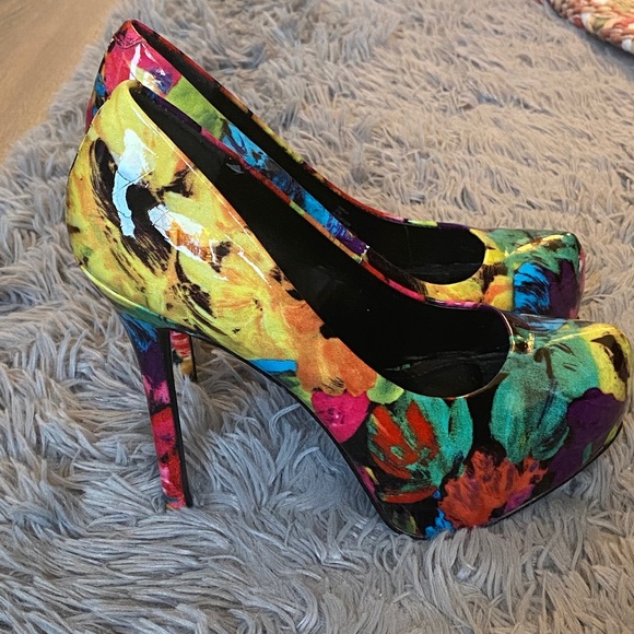 Steve Madden Nala multicolored floral hidden platform pumps. Size 7.5 - Picture 2 of 13